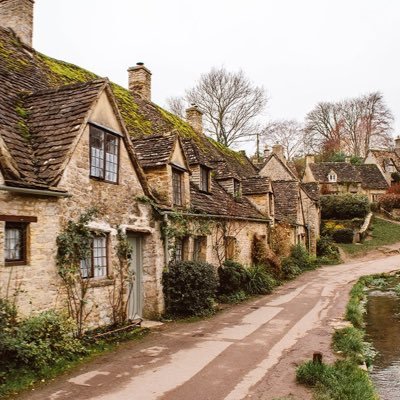 SharonMillerUK's profile picture. 