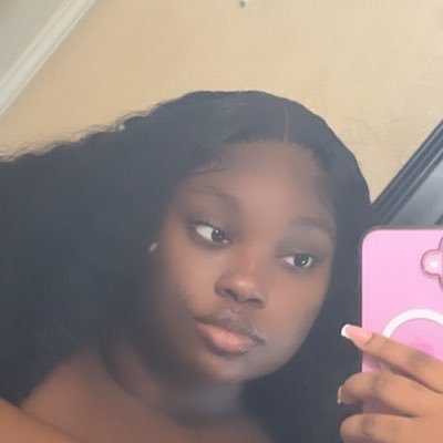 _realchels's profile picture. 