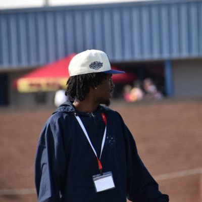 T_smoovvv's profile picture. |gators🐊| |teacher| |defensive back coach at RMS|🏈