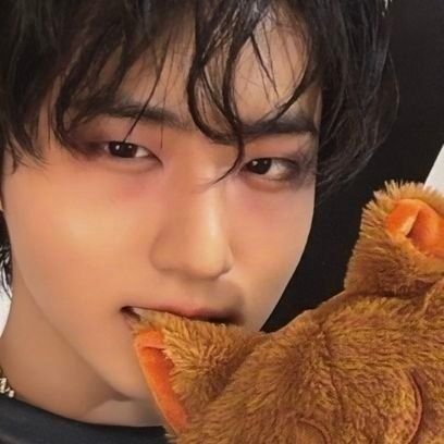 __hhyun's profile picture. 같이 심었던 백색 꽃 피어나 도저히 꺾을 만큼의 용기가 안 나 시든다