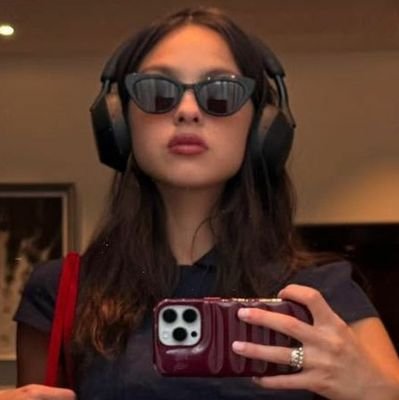taylorlogy's profile picture. karma is a cat ᵎᵎ
