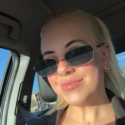 slamowitz69's profile picture. she/her