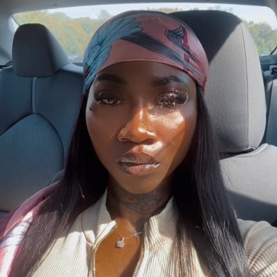 Theehotchick's profile picture. pretty and I'm hood fine 🥂