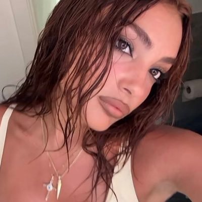 untuconstante's profile picture. escuchando stalingrado