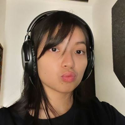 lesyeuxdegrcs's profile picture. bookworm with a habit of writing at 2am.