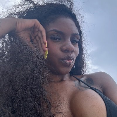 Elocen_c's profile picture. 