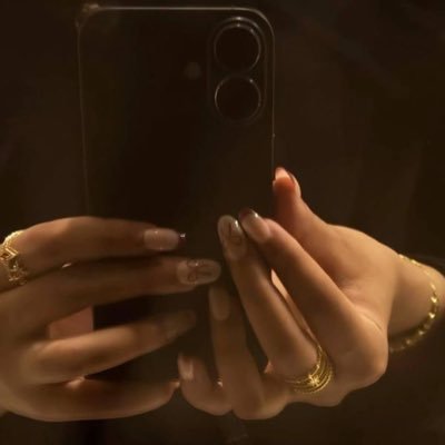 vrl1l's profile picture. و إلهنا باكر يضوّي لي شموعه