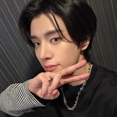 ikeubzt's profile picture. me gustan las fresas, ariana grande, el boba tea y mi novio:3