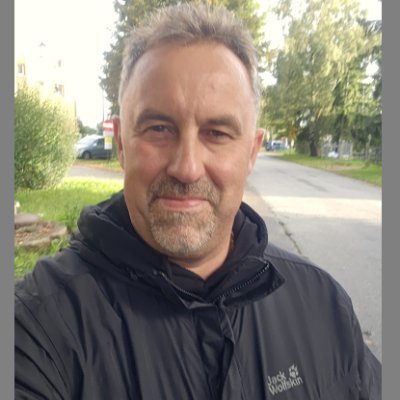 __Kosma's profile picture. Lubię ludzi. Pozytywnych, życzliwych, niebanalnych. Idealista, marzyciel. Fan Sondy, entuzjasta świata, natury, książek, zwierząt, sportu. Mąż, tata, kibic.🇪🇺