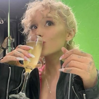 eternalmoxee's profile picture. you read the header ~ fan account ~ following all X guidelines