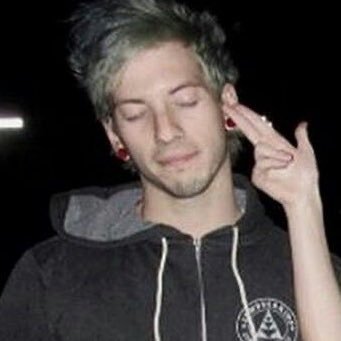 emmiesconcerned's profile picture. 3 DAYS⋆˚꩜｡⋆+ turn the guns to a fist ⭑ clique artist/editor when i feel like it