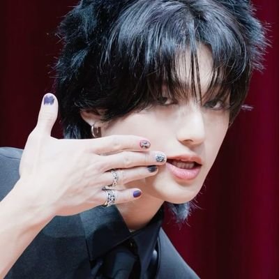 loiswhispers's profile picture. 