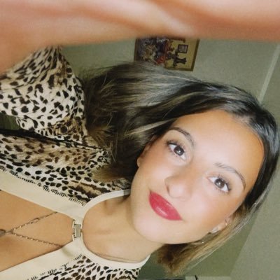 Inouchkka's profile picture. 🧘‍♀️ half princess half menace. The room is on fire and she’s fixing her hair #tresfeministepasassezmisandremaisbientotleprogres