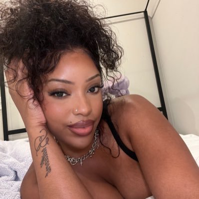 foxyessy's profile picture.