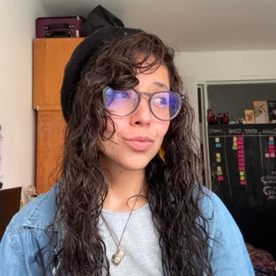 VaniaVioleta_'s profile picture. Fotógrafa | Cineasta | Sobrepienso, luego existo. ✨📸🍃🎬