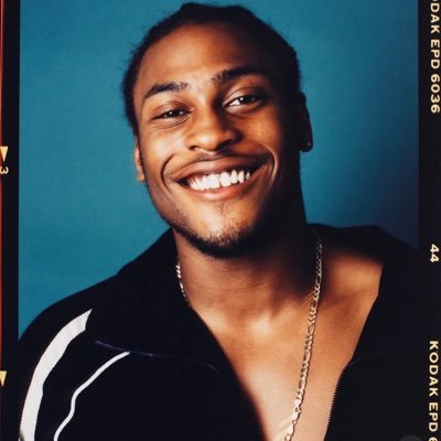 amcozzyy's profile picture. JE SUIS TRADUCTEUR || PRINCE MVOG ATEMENGUE 👑 || Cultural Commentator || R&B Enthusiast || CERTIFIED HATER and Harry Potter Stan Account #MOODA 💜