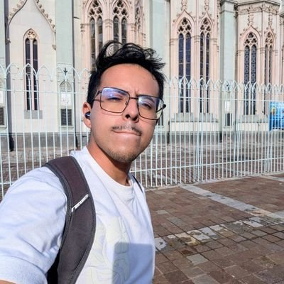 DannVazq's profile picture. Estudio, vivo y construyó. 🌈. Politólogo.
