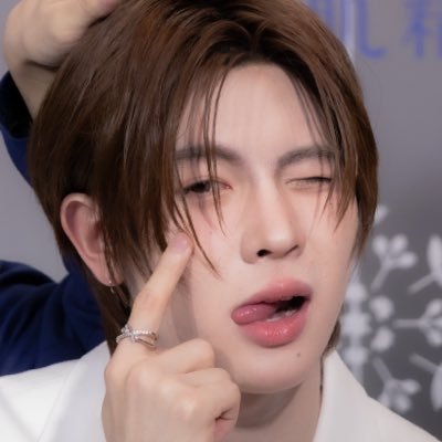 Hellobroamgo's profile picture. เคะศาสตร์ขวัญใจรถแห่ย่านอุบล กับเมะศาสตร์หนุ่มแว่นฮอต(ไม่)เนิร์ดเป็นร้อนใน  — support TleFirstone ʕ•ᴥ•ʔ*★.• #TleFirstone