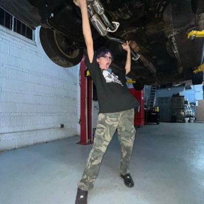 GoddessGloomybb's profile picture. ⛓️punk tomboy mechanic⛓️🖤(24/enby/bi) 🏁mechanic by day, goddess by night🏁 wagon enjoyer 🍑 1995 Toyota Camry Wagon V6