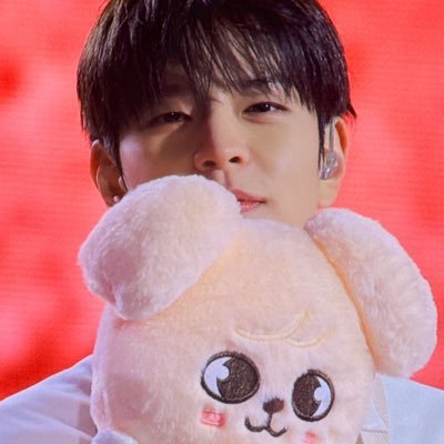 seungbiboto's profile picture. eu i o hyunjin escrevendo poemas!! —— nerd, meio gay e fã de um monte de coisa