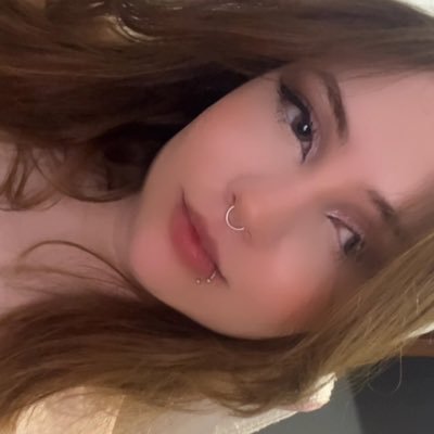 vitoriaschacht's profile picture. 🫀 @_victti  | Streamer na Twitch, Social Media & Veterinária | Vencendo a Leucemia com 25 anos 🤍