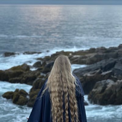 relientkatie_'s profile picture. Apostolic • 29 • hobbit at heart • 🌎