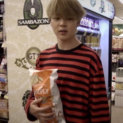 nvmsnooze's profile picture. tweeting from inside jimin's pocket btw
