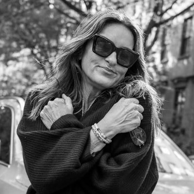 hbaker129's profile picture. 30s (she/her) / KC girlie 🌻 🫶🏻/ queen Mariska 👑 / SVU (EO is endgame) 👫 / Wicked 💚🩷 / Swiftie (obsessed with TS12) 🧡❤️🔥
