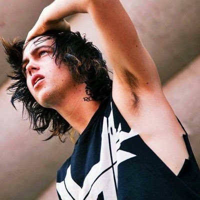 PamperedPotter's profile picture. @DoeEyeEvans   𝐼 𝒸𝒶𝓃 𝒹𝑜 𝓉𝒽𝒶𝓉.. ⋆⋆⋆⋆ ⋆⋆⋆⋆ Proud Gryffindor • Quidditch Captain • Her favourite arrogant toe rag.