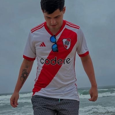 Ivanbareiro99R's profile picture. Cómo te van a hacer un gol sacando del medio??🇮🇩