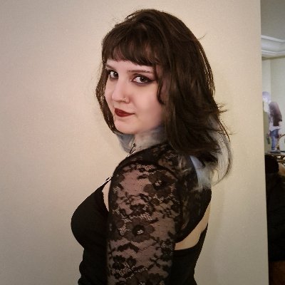 bacoaquiles's profile picture. (d)ela | 19 anos | escritora e ilustradora de livros sofridos mas com finais felizes | Acadêmica de Letras e bookstan