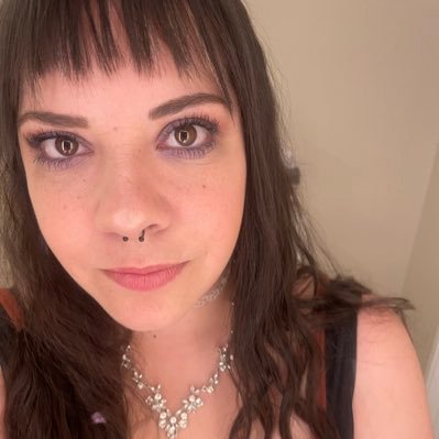 mariahisweird's profile picture. |-/ 28, soy un penguina 🐧 SUICIDE PREVENTION HOTLINE: 1 800-273-8255
