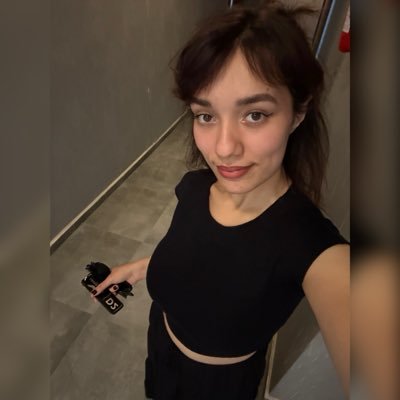 neslihanozrr's profile picture. 💛💙