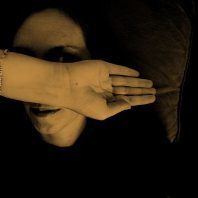 sabbieimmobili's profile picture. talora ci si aspetta
di scoprire uno sbaglio di Natura,
il punto morto del mondo, l’anello che non tiene