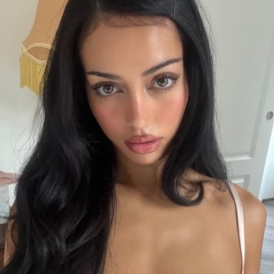 scorpiofatale's profile picture. 🎀🪞🩰🦢🕯️