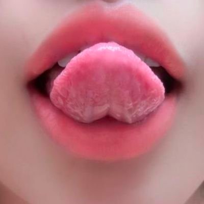 mhchenjing's profile picture. 有两位固定黑爹，只发自己的照片，长发是以前，短发是现在