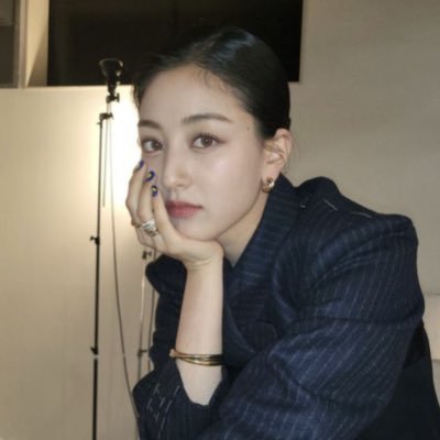 2ybear's profile picture. excusez-moi, mademoiselle