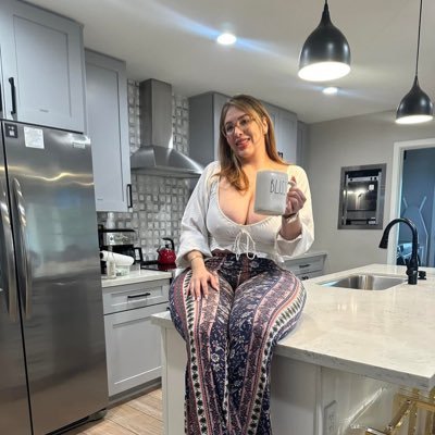 rosealley_12's profile picture. I'm a legit sugar mommy from USA 🇺🇸 Helping those who ready to Help themselves♑️. If you're interested, hit me up on WhatsApp https://t.co/c3sK7VKzwx