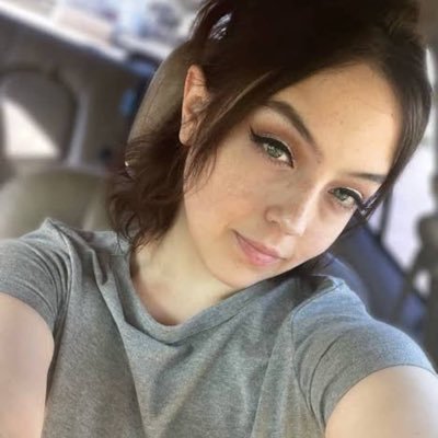 LoeKaylee's profile picture. Professional laugher, part-time overthinker, full-time vibe maker 😎