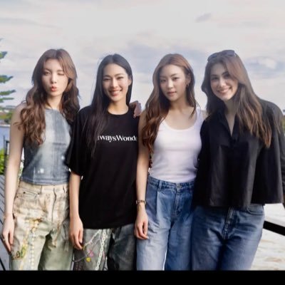 ph_si26243's profile picture. รอยยิ้มบ้อกแบ้ก ของ ลูก #ด้อมม่วง #หลิงออม #LingOrm #ใจซ่อนรัก 38 #หมิวลีน่า ชัด ๆ ซัพพอร์ตคุณดิวทุกคู่..