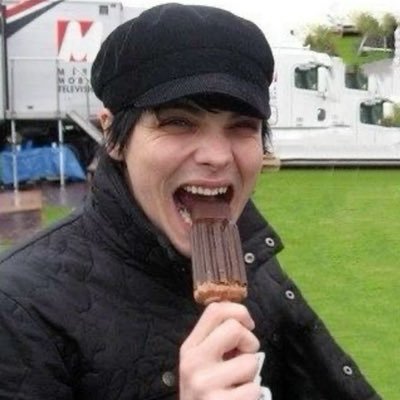 piercethewillz's profile picture. meu sonho é fazer cafuné no gerard enquanto o abraço