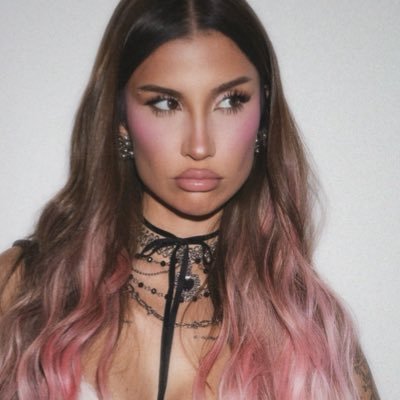 BiancaAndrade's profile picture. COMEMORAÇÃO TRIPLA 🥳 se inscreva aqui ⬇️