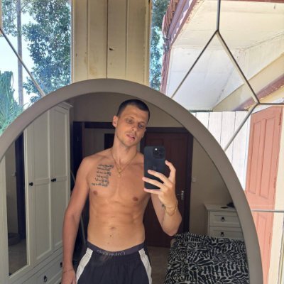 Nicolebrens's profile picture. Be what others don't even dare to think💪
Main account   @EddyGoldenX