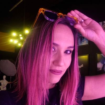 carolhimura's profile picture. Cantora, escritora, desenhista, advogada, funcionária pública, metamorfose ambulante e pato.