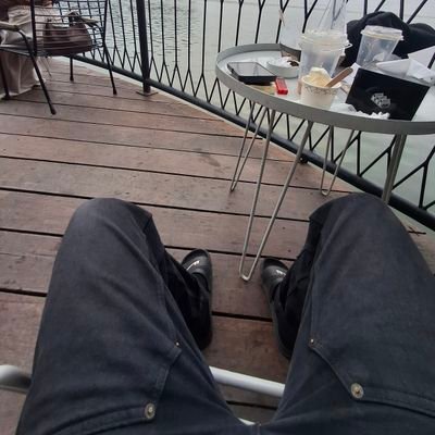 txtdarisoftext's profile picture. coffee addict. corporate slave.