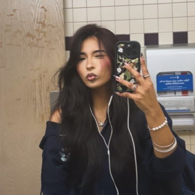 adriannakait's profile picture. I bite btw