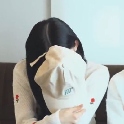 Anooo1111111's profile picture. 💛🖤❤️