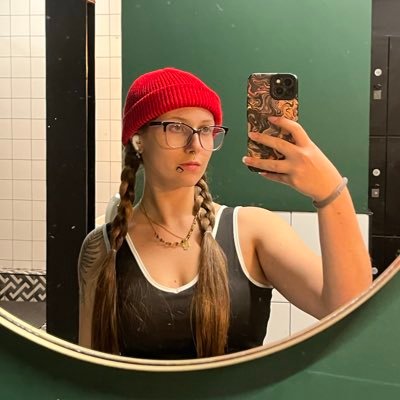 isamtsz's profile picture. 