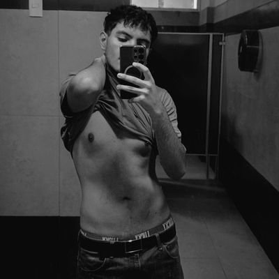 OliverAlca14104's profile picture. Soy tuyo pa’ lo que quieras.
Úsame, márcame, déjame temblando.
📸 IG: alcantara.96
DMs abiertos como yo cuando me hablas sucio.