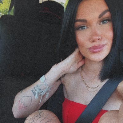 rebelroxiexo's profile picture. queen of daddy issues